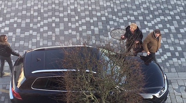 Το βίντεο που έγινε viral -Σικάτη, καλοντυμένη Παριζιάνα, έξαλλη χαράζει πολυτελές τζιπ επειδή... της πήραν τη θέση πάρκινγκ [βίντεο] | iefimerida.gr 0