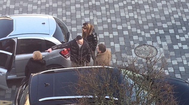 Το βίντεο που έγινε viral -Σικάτη, καλοντυμένη Παριζιάνα, έξαλλη χαράζει πολυτελές τζιπ επειδή... της πήραν τη θέση πάρκινγκ [βίντεο] | iefimerida.gr 1