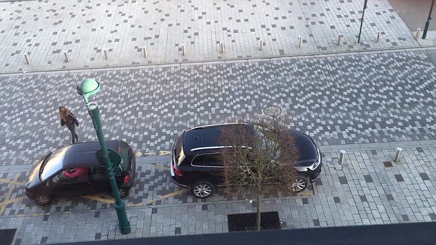 Το βίντεο που έγινε viral -Σικάτη, καλοντυμένη Παριζιάνα, έξαλλη χαράζει πολυτελές τζιπ επειδή... της πήραν τη θέση πάρκινγκ [βίντεο] | iefimerida.gr 3