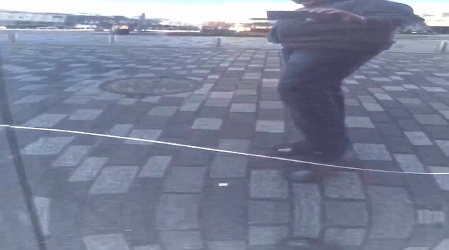 Το βίντεο που έγινε viral -Σικάτη, καλοντυμένη Παριζιάνα, έξαλλη χαράζει πολυτελές τζιπ επειδή... της πήραν τη θέση πάρκινγκ [βίντεο] | iefimerida.gr 4