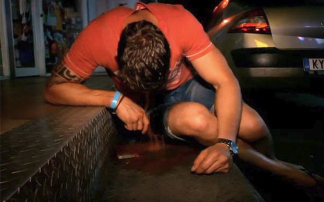 Οι συνέπειες του αλκοόλ, της ουροποσίας και των οργίων - Το β' μέρος του ριάλιτι-σοκ της Κέρκυρας [βίντεο]  | iefimerida.gr 3