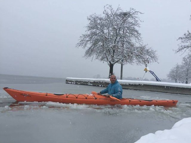 Ιωάννινα: Εκανε καγιάκ στην παγωμένη Παμβωτίδα [εικόνες] | iefimerida.gr 0