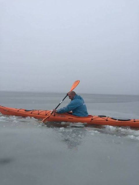 Ιωάννινα: Εκανε καγιάκ στην παγωμένη Παμβωτίδα [εικόνες] | iefimerida.gr 1