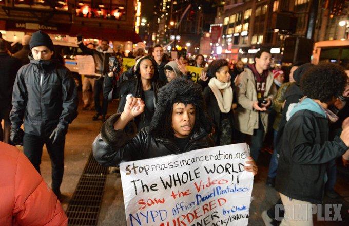 Νέα Υόρκη: Επεισόδια και συλλήψεις για την αθώωση αστυνομικού που στραγγάλισε Αφροαμερικανό [εικόνες & βίντεο] | iefimerida.gr 25