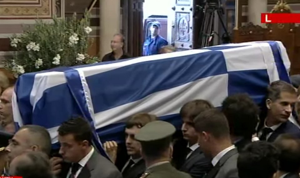 Τα εγγόνια του Κωνσταντίνου Μητσοτάκη μετέφεραν το φέρετρο του παππού τους [εικόνες] | iefimerida.gr 3