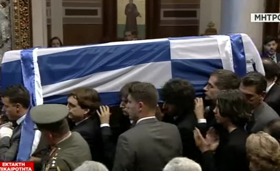 Τα εγγόνια του Κωνσταντίνου Μητσοτάκη μετέφεραν το φέρετρο του παππού τους [εικόνες] | iefimerida.gr 4