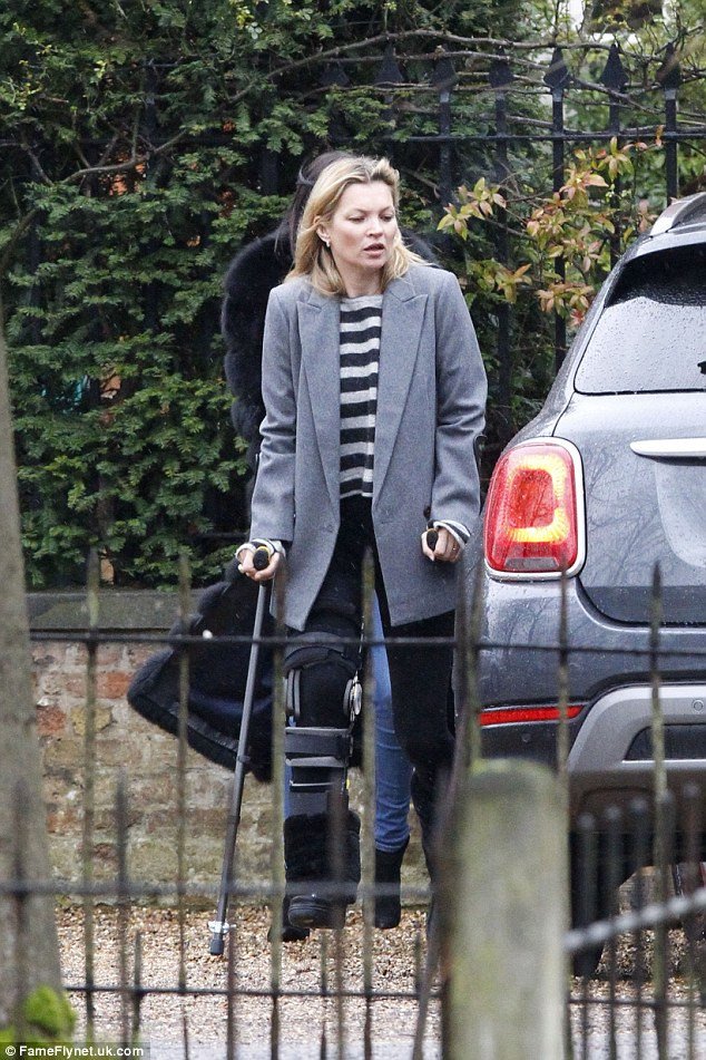 Κέιτ Μος: Με πατερίτσες και νάρθηκα ψάχνει σπίτι στο Λονδίνο [εικόνες]   | iefimerida.gr 0