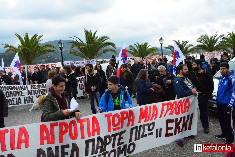 Παρέλυσαν Ζάκυνθος και Κεφαλονιά: Χιλιάδες κόσμου στις πορείες [εικόνες]  | iefimerida.gr 4