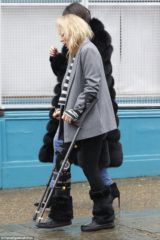 Κέιτ Μος: Με πατερίτσες και νάρθηκα ψάχνει σπίτι στο Λονδίνο [εικόνες]   | iefimerida.gr 1