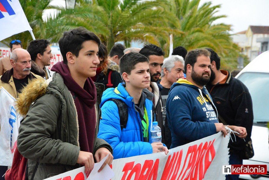Παρέλυσαν Ζάκυνθος και Κεφαλονιά: Χιλιάδες κόσμου στις πορείες [εικόνες]  | iefimerida.gr 6
