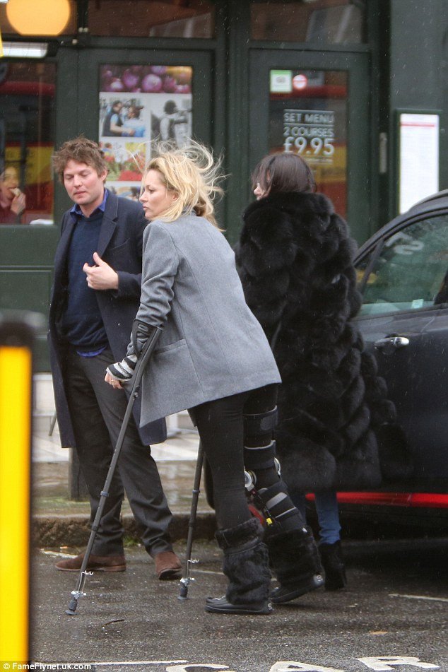 Κέιτ Μος: Με πατερίτσες και νάρθηκα ψάχνει σπίτι στο Λονδίνο [εικόνες]   | iefimerida.gr 3