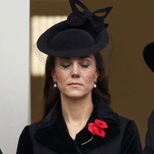 Αντέγραψε και το ύφος της Νταϊάνα: Φόρεσε τα ίδια ρούχα, ήταν σκυθρωπή -«Θλιμμένη πριγκίπισσα» και η Κέιτ Μίντλετον [εικόνες] | iefimerida.gr 0