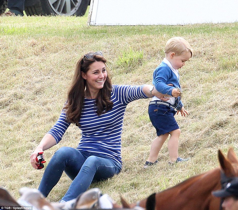Πρίγκιπας Τζορτζ, το μωρό που τρελαίνει τους Βρετανούς -Εδωσε παράσταση [εικόνες] | iefimerida.gr 4