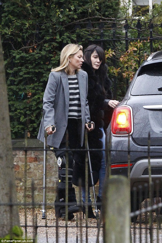 Κέιτ Μος: Με πατερίτσες και νάρθηκα ψάχνει σπίτι στο Λονδίνο [εικόνες]   | iefimerida.gr 4