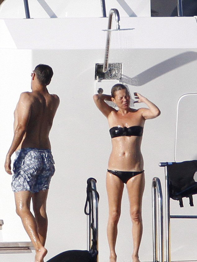 H Κέιτ Μος σχεδόν τόπλες [εικόνες]   | iefimerida.gr 6