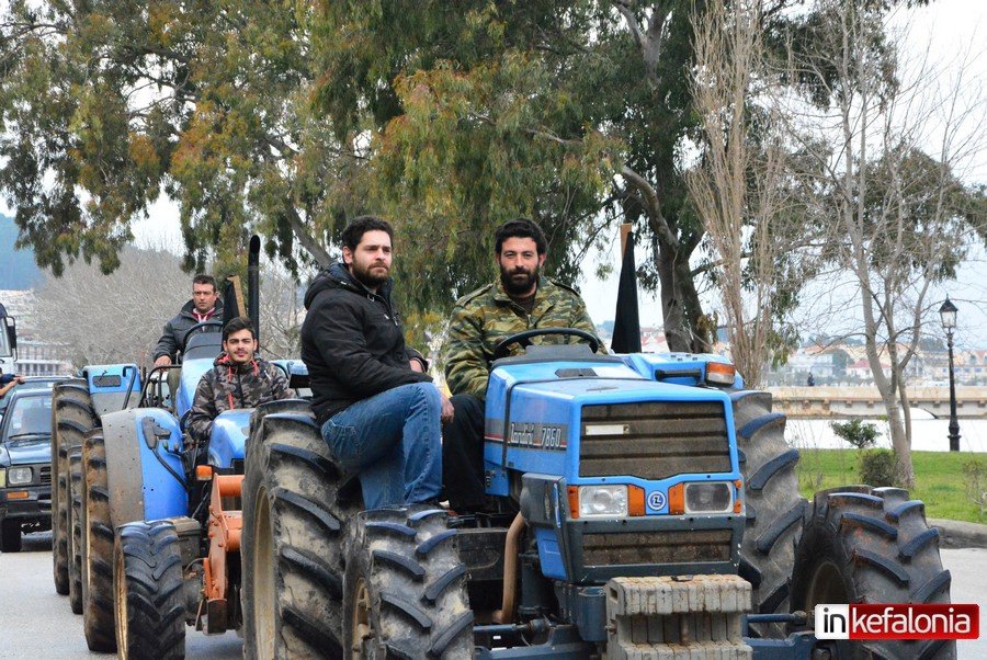 Παρέλυσαν Ζάκυνθος και Κεφαλονιά: Χιλιάδες κόσμου στις πορείες [εικόνες]  | iefimerida.gr 8