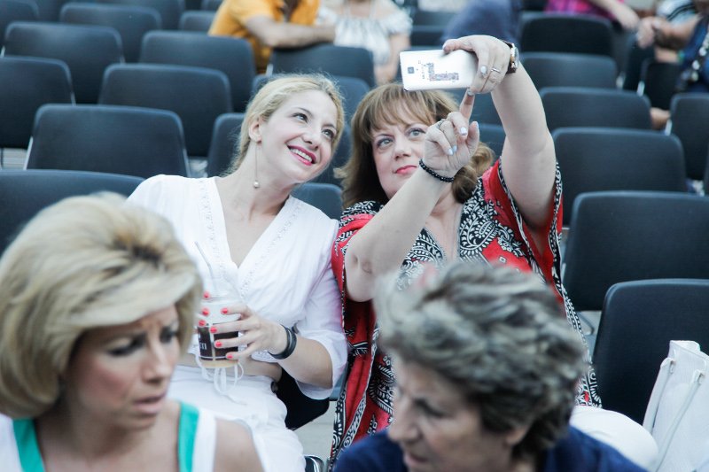 Ο ΣΥΡΙΖΑ πήγε Μέγαρο Μουσικής: Σέλφι, μοντέρνες τσάντες και φρέντο [εικόνες] | iefimerida.gr 6