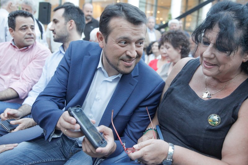 Ο ΣΥΡΙΖΑ πήγε Μέγαρο Μουσικής: Σέλφι, μοντέρνες τσάντες και φρέντο [εικόνες] | iefimerida.gr 11