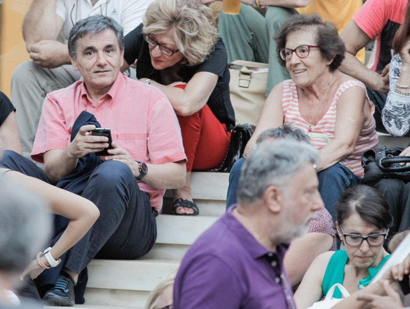 Ο ΣΥΡΙΖΑ πήγε Μέγαρο Μουσικής: Σέλφι, μοντέρνες τσάντες και φρέντο [εικόνες] | iefimerida.gr 13