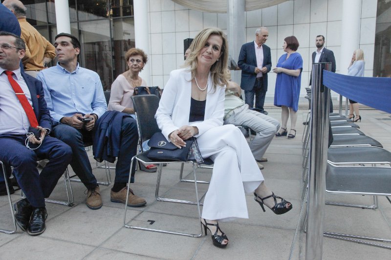 Ο ΣΥΡΙΖΑ πήγε Μέγαρο Μουσικής: Σέλφι, μοντέρνες τσάντες και φρέντο [εικόνες] | iefimerida.gr 18