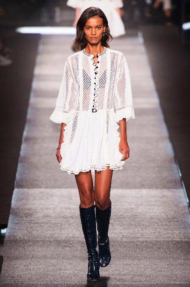 Οι 30άρες πατάνε πόδι -Ανεβαίνουν στην πασαρέλα και κάνουν... σκόνη τις πιτσιρίκες [εικόνες] | iefimerida.gr 1