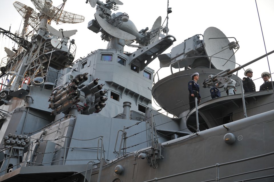 Η ξανθιά και σέξι σύντροφος του Σίμου Κεδίκογλου έκλεψε την παράσταση σε επιθεώρηση αγήματος στον Πειραιά [εικόνες] | iefimerida.gr 2