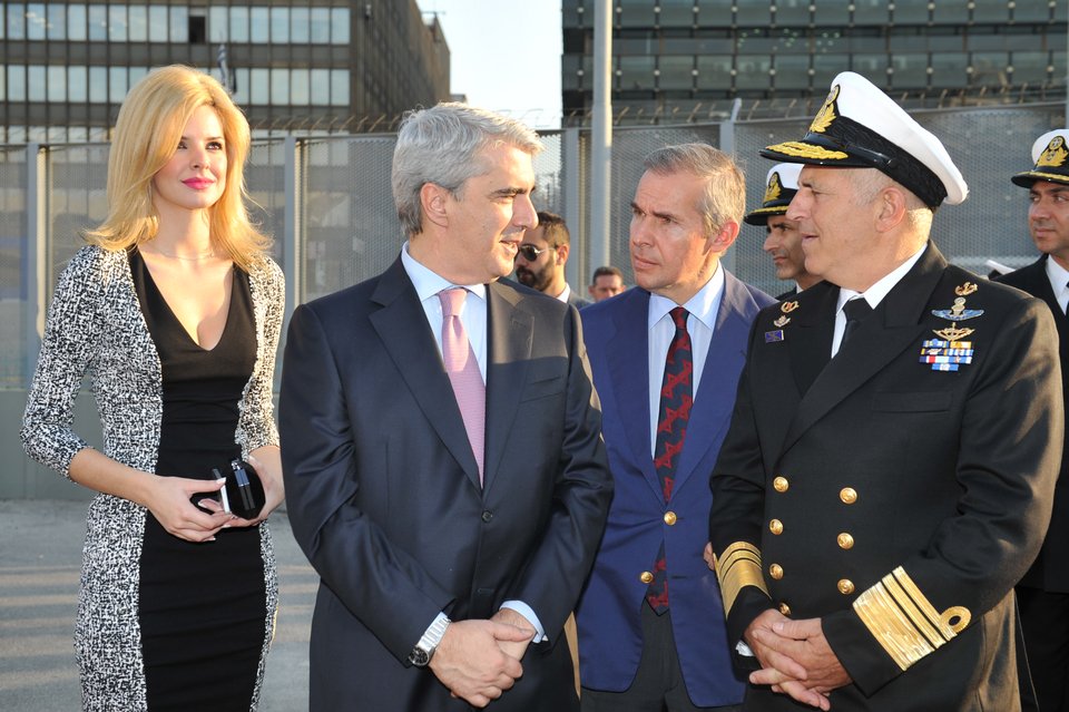 Η ξανθιά και σέξι σύντροφος του Σίμου Κεδίκογλου έκλεψε την παράσταση σε επιθεώρηση αγήματος στον Πειραιά [εικόνες] | iefimerida.gr 3