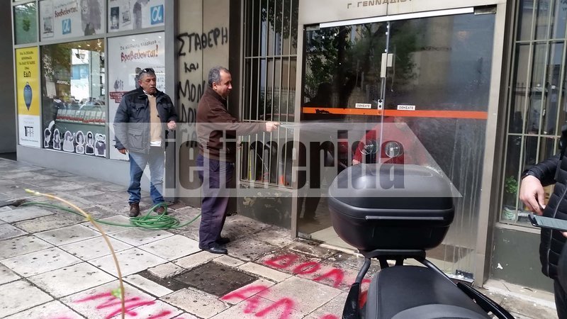 Προσπαθούν να βγάλουν τα αυγά από την είσοδο