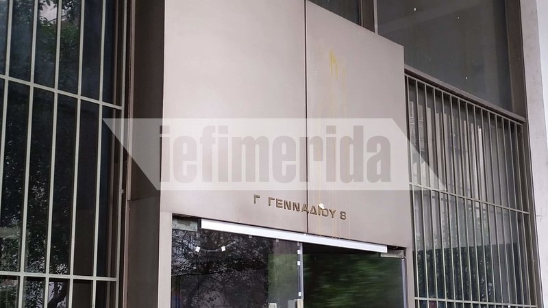 Πέταξαν αυγά στα γραφεία της ΚΕΔΕ -Εβγαλαν τη μάνικα για να τα καθαρίσουν [εικόνες]  | iefimerida.gr 0