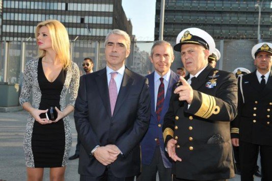 Η ξανθιά και σέξι σύντροφος του Σίμου Κεδίκογλου έκλεψε την παράσταση σε επιθεώρηση αγήματος στον Πειραιά [εικόνες] | iefimerida.gr 0