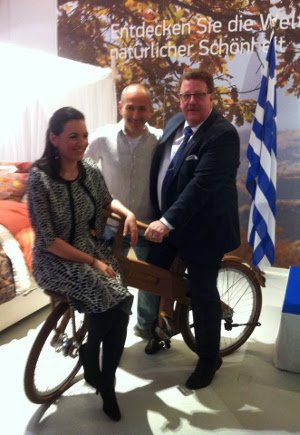 O Φούχτελ ανέβασε την Ολγα Κεφαλογιάννη σε ποδήλατο και μετά την φωτογράφιζε να του χαμογελά, μέσα στο νάζι [εικόνες] | iefimerida.gr 0