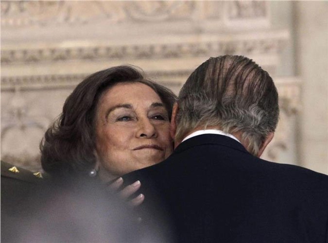 Το φαλακρό κεφάλι που «σαμποτάρισε» φωτογραφικά την τελετή παραίτησης του πρώην βασιλιά Χουάν Κάρλος | iefimerida.gr 0