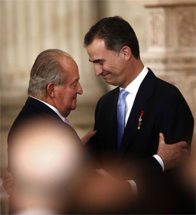 Το φαλακρό κεφάλι που «σαμποτάρισε» φωτογραφικά την τελετή παραίτησης του πρώην βασιλιά Χουάν Κάρλος | iefimerida.gr 1