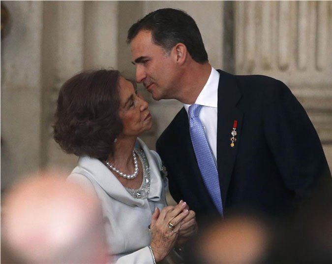 Το φαλακρό κεφάλι που «σαμποτάρισε» φωτογραφικά την τελετή παραίτησης του πρώην βασιλιά Χουάν Κάρλος | iefimerida.gr 2