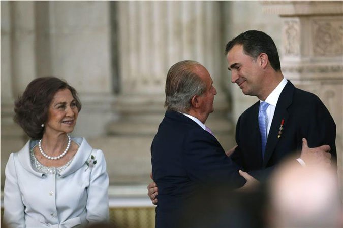 Το φαλακρό κεφάλι που «σαμποτάρισε» φωτογραφικά την τελετή παραίτησης του πρώην βασιλιά Χουάν Κάρλος | iefimerida.gr 7