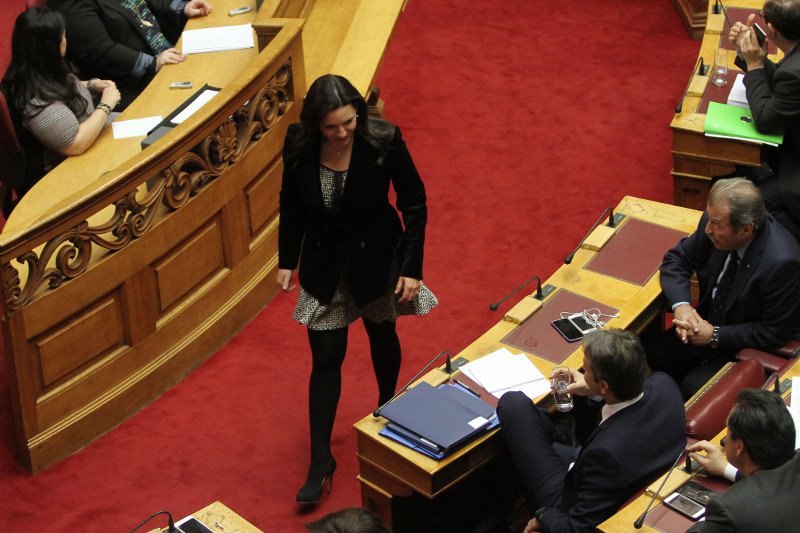 Με αέρινο μίνι φόρεμα στη Βουλή χθες η Ολγα Κεφαλογιάννη [εικόνες] | iefimerida.gr 1