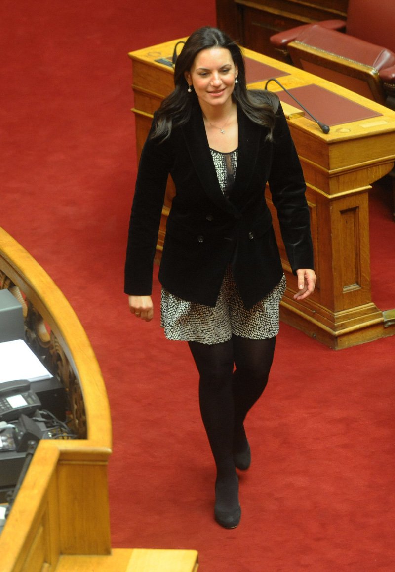 Με αέρινο μίνι φόρεμα στη Βουλή χθες η Ολγα Κεφαλογιάννη [εικόνες] | iefimerida.gr 2