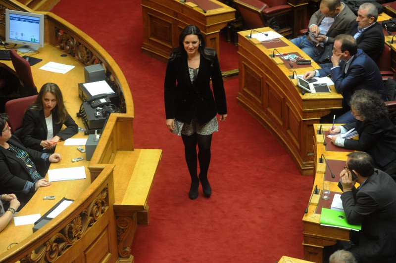 Με αέρινο μίνι φόρεμα στη Βουλή χθες η Ολγα Κεφαλογιάννη [εικόνες] | iefimerida.gr 3