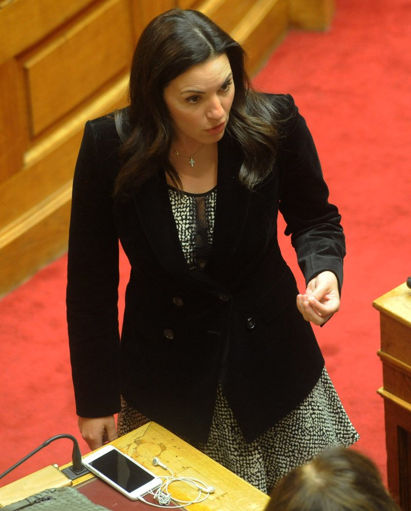 Με αέρινο μίνι φόρεμα στη Βουλή χθες η Ολγα Κεφαλογιάννη [εικόνες] | iefimerida.gr 4