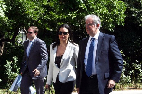 Η Κεφαλογιάννη μετά τους Τούρκους τρέλανε και τους Κινέζους -Φόρεσε σε σύσκεψη το περίφημο δαντελένιο αποκαλυπτικό μπουστάκι [εικόνες] | iefimerida.gr 9