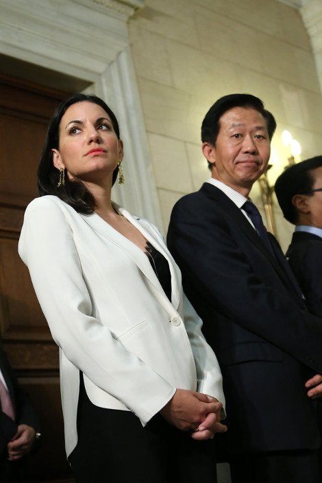 Η Κεφαλογιάννη μετά τους Τούρκους τρέλανε και τους Κινέζους -Φόρεσε σε σύσκεψη το περίφημο δαντελένιο αποκαλυπτικό μπουστάκι [εικόνες] | iefimerida.gr 10