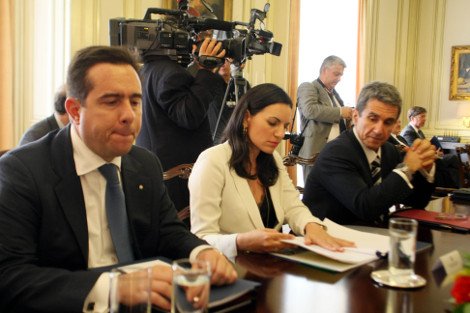 Η Κεφαλογιάννη μετά τους Τούρκους τρέλανε και τους Κινέζους -Φόρεσε σε σύσκεψη το περίφημο δαντελένιο αποκαλυπτικό μπουστάκι [εικόνες] | iefimerida.gr 1