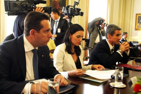 Η Κεφαλογιάννη μετά τους Τούρκους τρέλανε και τους Κινέζους -Φόρεσε σε σύσκεψη το περίφημο δαντελένιο αποκαλυπτικό μπουστάκι [εικόνες] | iefimerida.gr 2