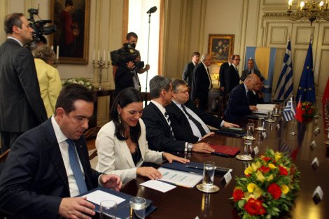 Η Κεφαλογιάννη μετά τους Τούρκους τρέλανε και τους Κινέζους -Φόρεσε σε σύσκεψη το περίφημο δαντελένιο αποκαλυπτικό μπουστάκι [εικόνες] | iefimerida.gr 3