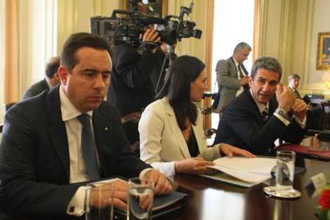 Η Κεφαλογιάννη μετά τους Τούρκους τρέλανε και τους Κινέζους -Φόρεσε σε σύσκεψη το περίφημο δαντελένιο αποκαλυπτικό μπουστάκι [εικόνες] | iefimerida.gr 4