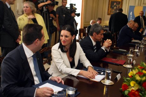 Η Κεφαλογιάννη μετά τους Τούρκους τρέλανε και τους Κινέζους -Φόρεσε σε σύσκεψη το περίφημο δαντελένιο αποκαλυπτικό μπουστάκι [εικόνες] | iefimerida.gr 6