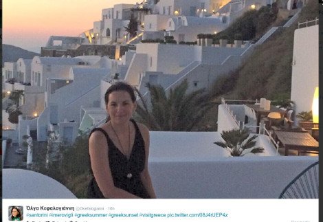  Η Ολγα Κεφαλογιάννη, χαλαρή και ντυμένη απλά απολαμβάνει το ηλιοβασίλεμα στο Ημεροβίγλι [εικόνα] | iefimerida.gr 0