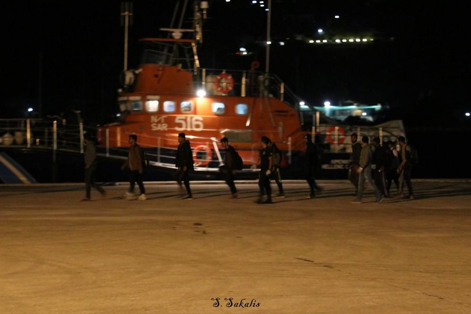 Στο Αργοστόλι της Κεφαλονιάς έφθασαν λίγο πριν τις έντεκα απόψε οι 82 παράτυποι μετανάστες που εξέπεμψαν το πρωί του Σαββάτου σήμα κινδύνου καθώς έπλεαν σε διεθνή χωρικά ύδατα ανοιχτά της Κεφαλονιάς.