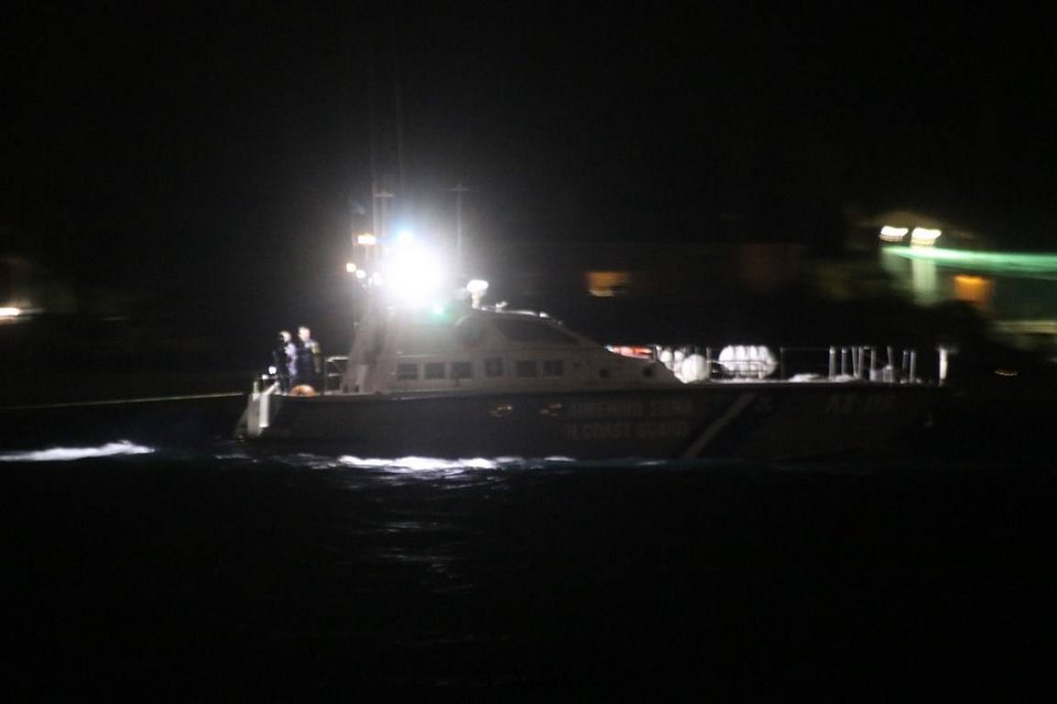 Στο σημείο έσπευσε φορτηγό πλοίο που έπλεε στη περιοχή ενώ ακολούθησαν σκάφη του Λιμενικού σώματος.
