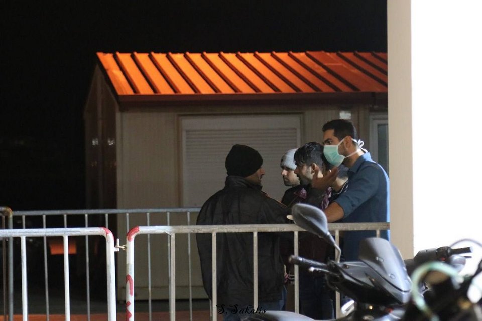 Ανάμεσα στους 82 που βρίσκονται στο λιμάνι της Κεφαλονιάς είναι και ο φερόμενος ως διακινητής τους, ο οποίος συνελήφθη.